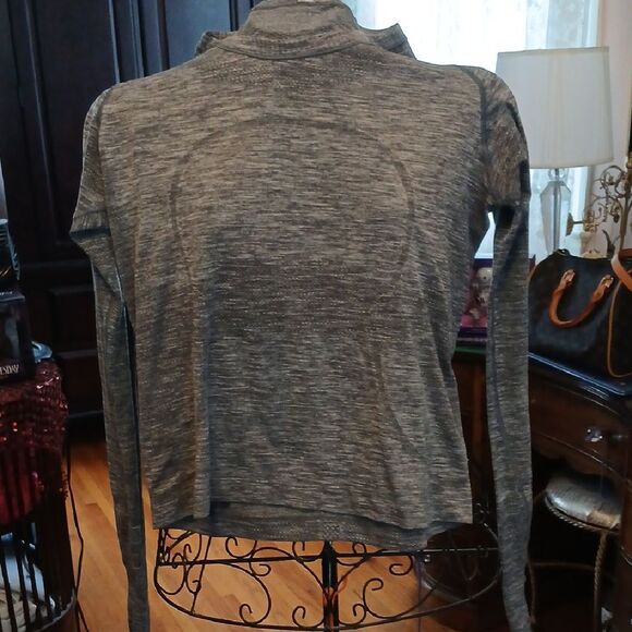 LULULEMON Gray Women's Top - Picture 1 of 7